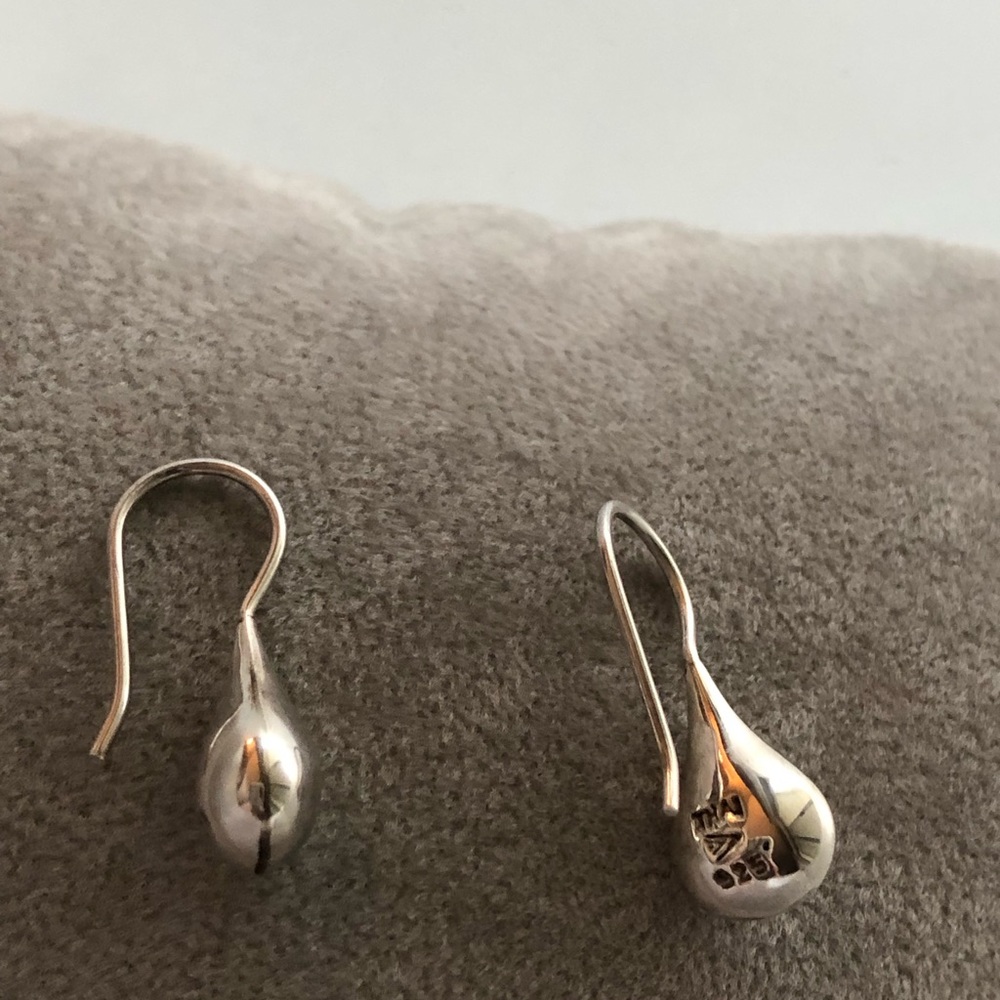 Polished sterling silver teardrop earrings! 🎀